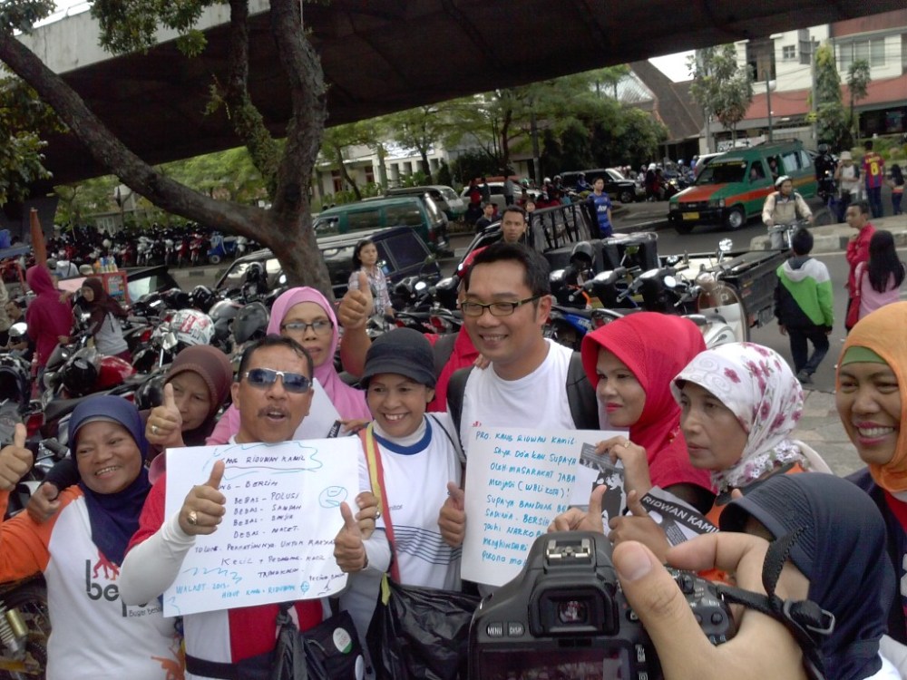 Ridwan Kamil dengan beberapa warga yang langsung mendukung pencalonan dirinya. Saya rasa ibu-ibu dan bapak-bapak ini belum tahu potensi sebenarnya seorang Ridwan Kamil.