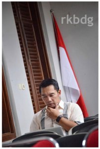 Ridwan Kamil duduk menyendiri menyiapkan pidato deklarasi, di pojokan ruang Gedung Indonesia Menggugat